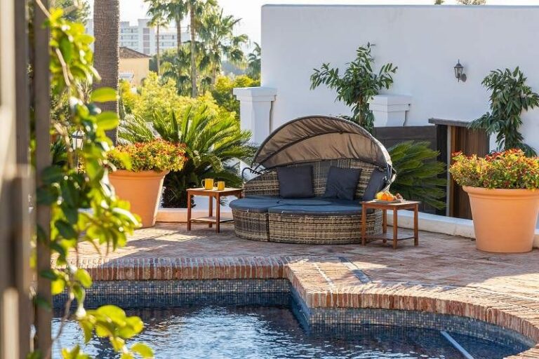 Piscina y zona de descanso del jardín de Cortijo Boutique Marbella.